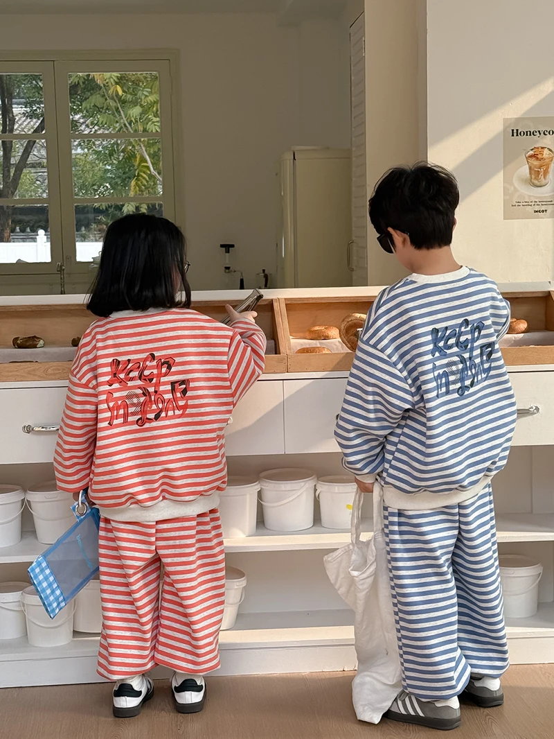 Ropa de primavera para niños, chándal para niños, conjunto de Sudadera con capucha y cuello redondo para niñas, sudadera con estampado de letras a rayas de Corea, traje de 2 uds - imagen 2