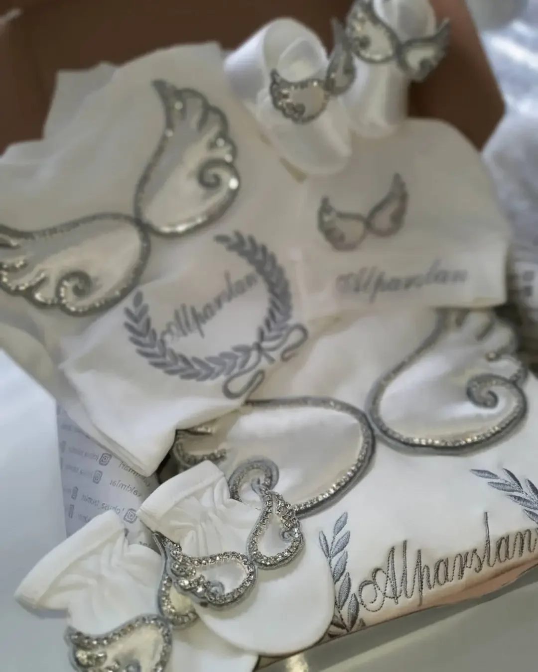 Dollbling, 10 Uds., trajes con alas, cualquier nombre, conjunto de regalo personalizado con bordado de madera dulce, pijamas para bebé, sombrero, vestido Ceremonial de bienvenida a casa - imagen 2