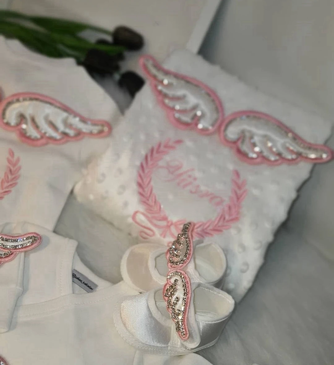 Dollbling, 5 uds., trajes con alas, cualquier nombre, conjunto de regalo personalizado con bordado de madera dulce, pijama para bebé, sombrero, vestido Ceremonial de bienvenida a casa - imagen 3