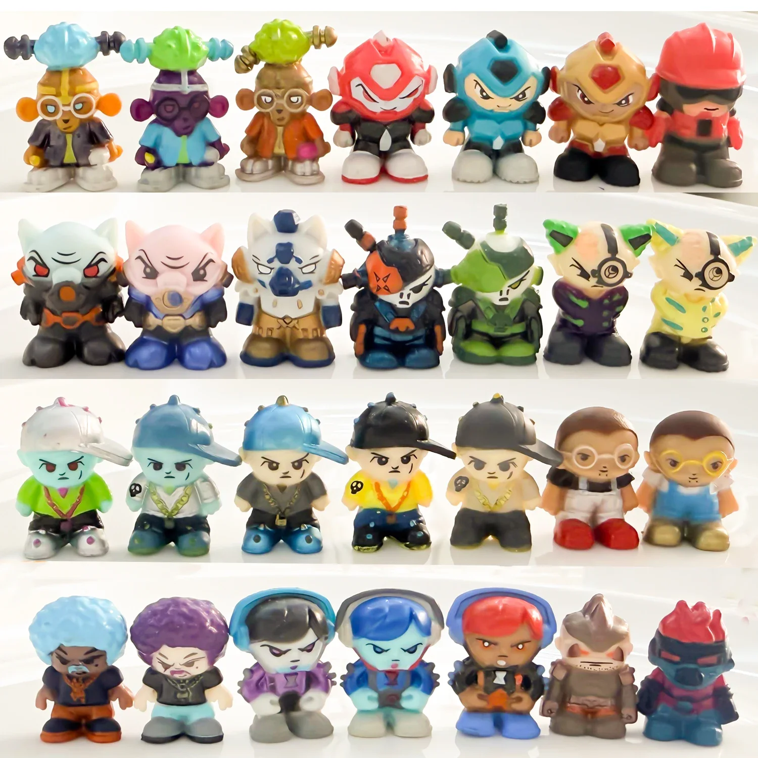 Aleatorio 8 Uds. Diferentes figuras de dibujos animados de Anime regalos de Navidad de Pascua coleccionables para fanáticos