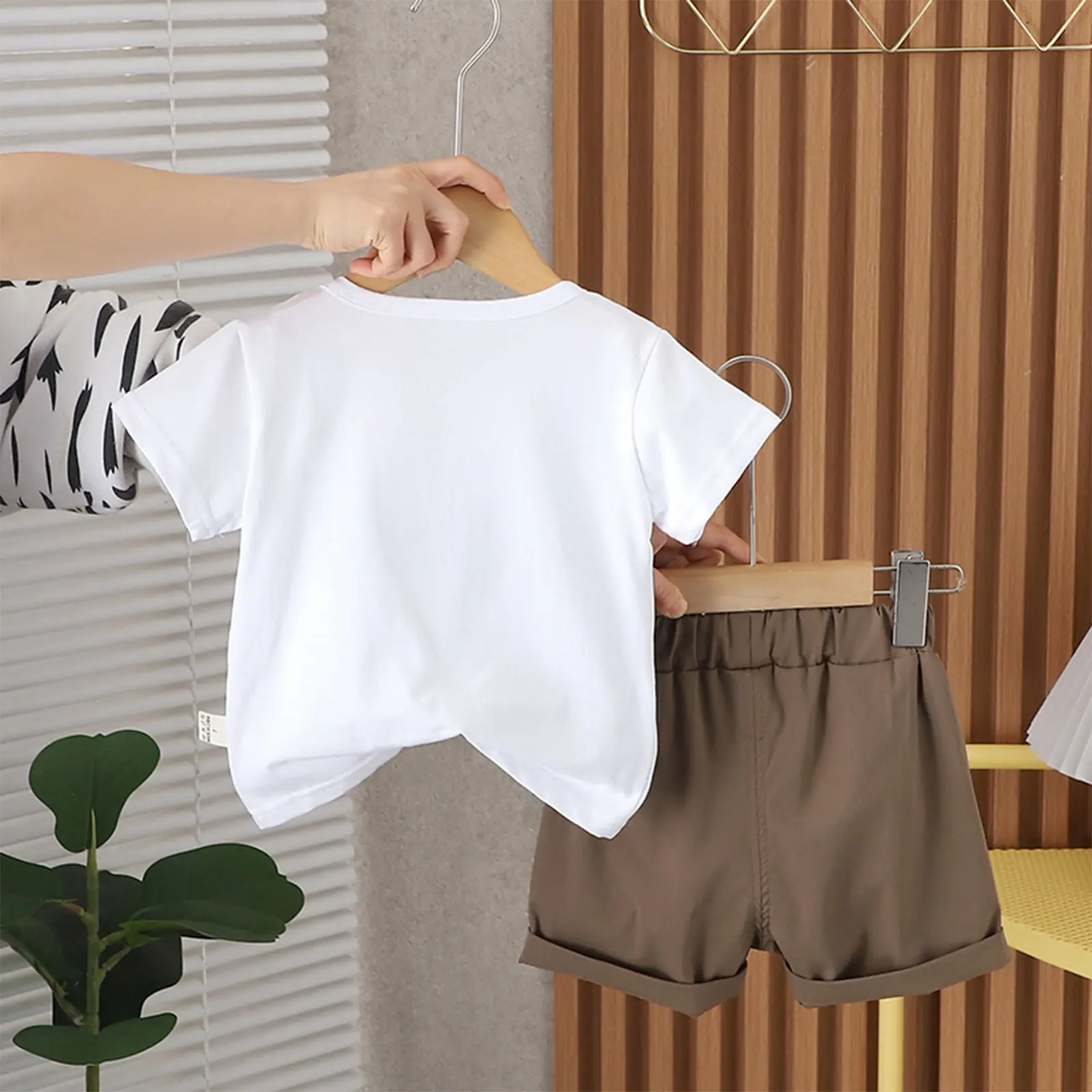 Conjunto de niño para fiesta con camisa falsa y pantalón corto - imagen 3