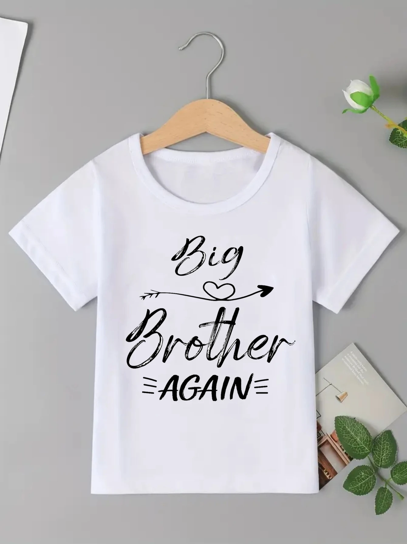 Camiseta kawaii Hermano Mayor – Estampado corazón y flecha - imagen 4