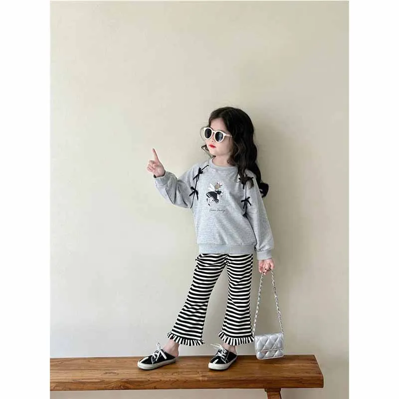Chándal infantil de sudadera con pantalones a rayas para niña