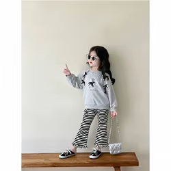 Chándal infantil de sudadera con pantalones a rayas para niña