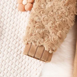Vestido marrón manga larga con felpa y bolso cruzado para niña de otoño