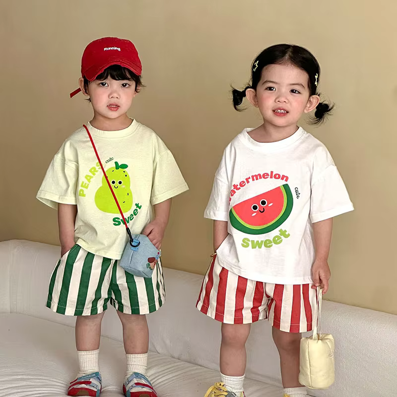 Conjunto de verano para niña – Camiseta estampada y pantalón de rayas