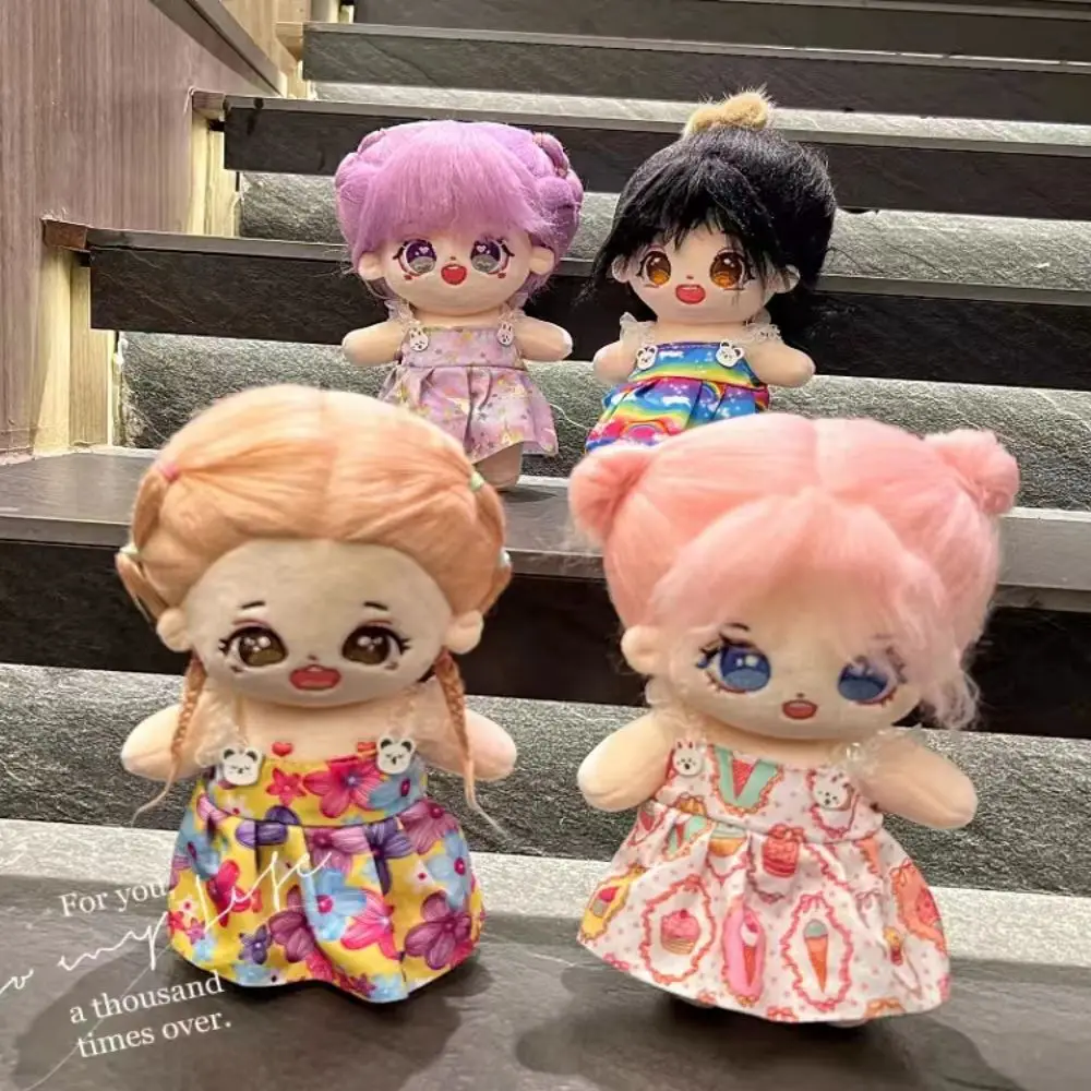 Un grupo de muñecas de pie en una escalera