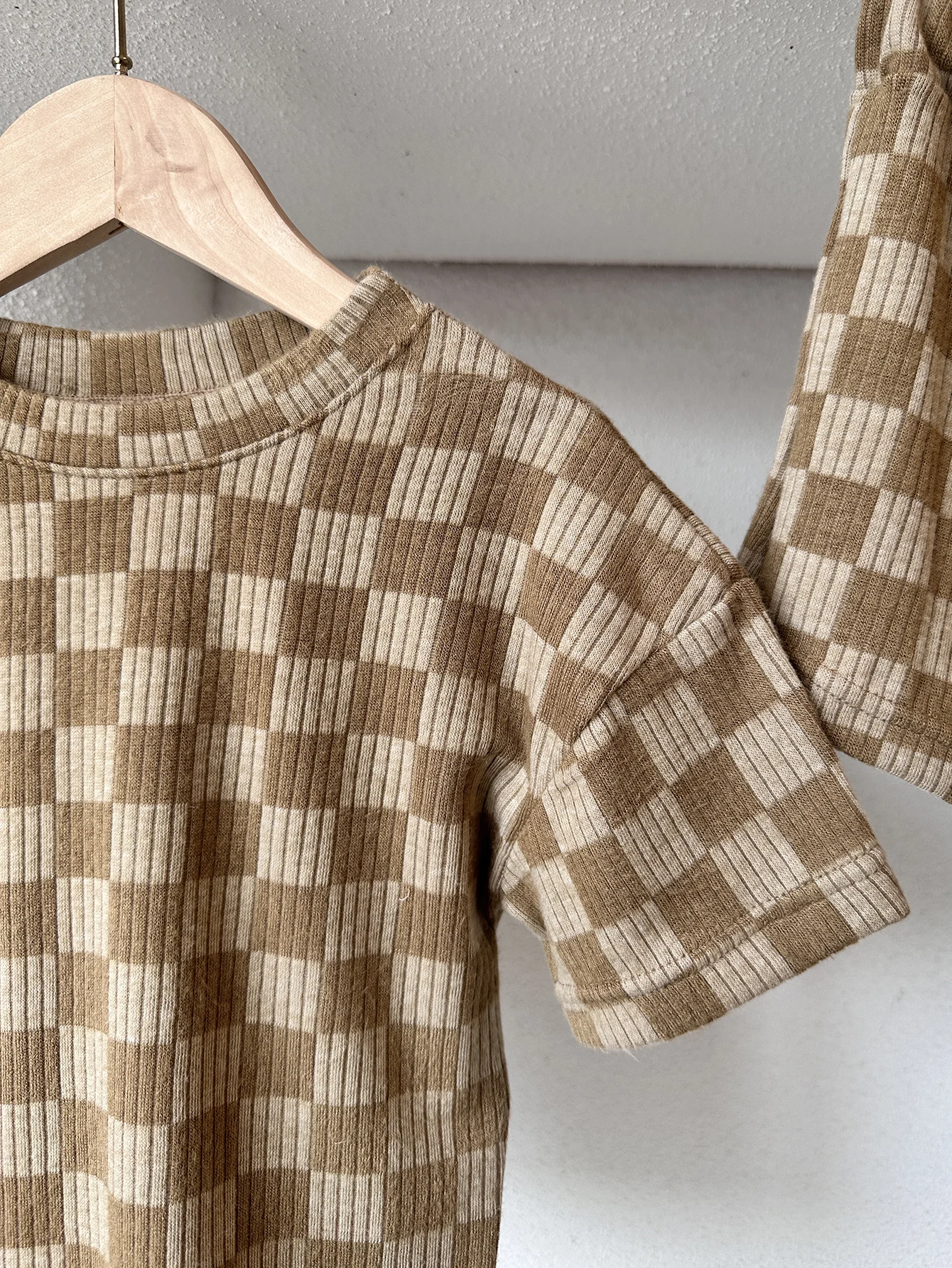 Conjunto bebé a cuadros: top ligero y pantalones cortos neutros - imagen 5
