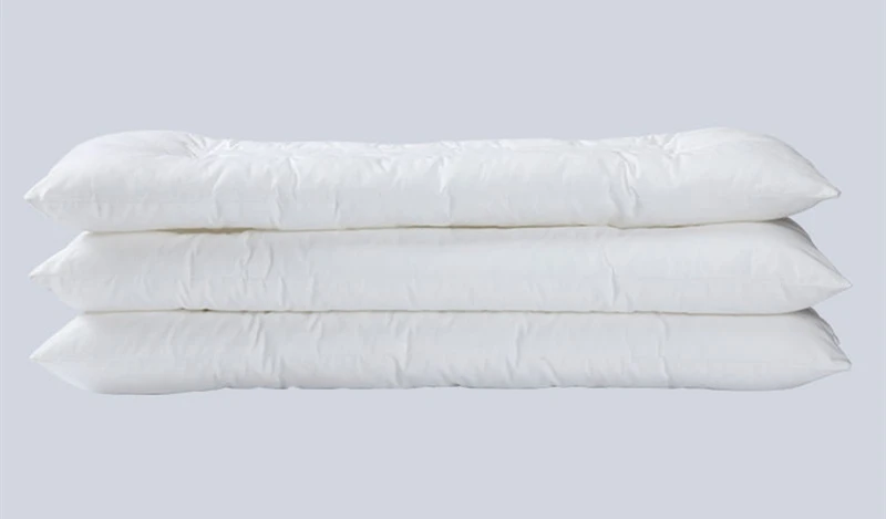 Una pila de almohadas blancas sobre un fondo