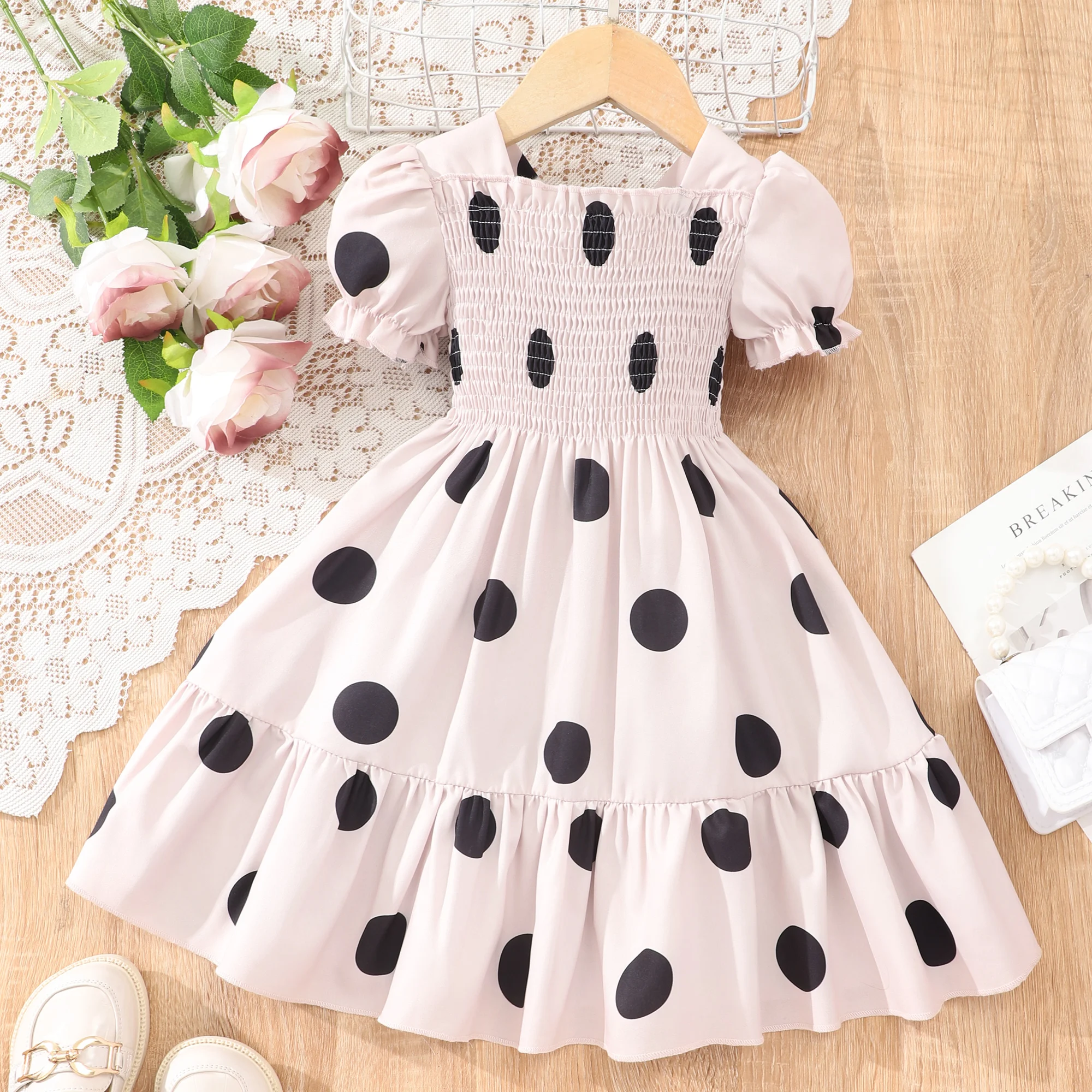 Un vestido rosa con lunares negros