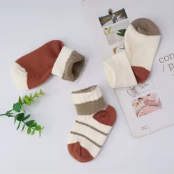 Calcetines rayas antideslizantes para bebé – Cálidos otoño e invierno