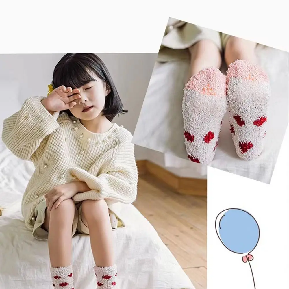 Una niña con un suéter blanco y calcetines rojos
