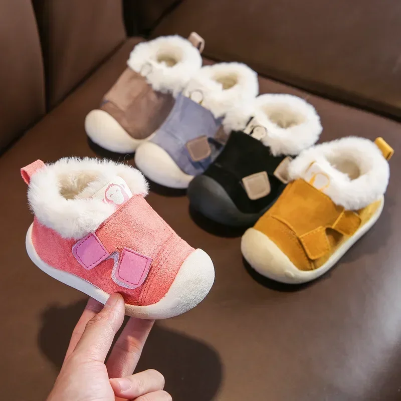 Botas para niños pequeños, botas de nieve cálidas de felpa para bebés y niños, zapatos antideslizantes de fondo suave y cómodos para exteriores