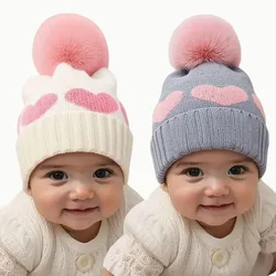Gorro bebé con corazón de felpa – suave y cálido para niño