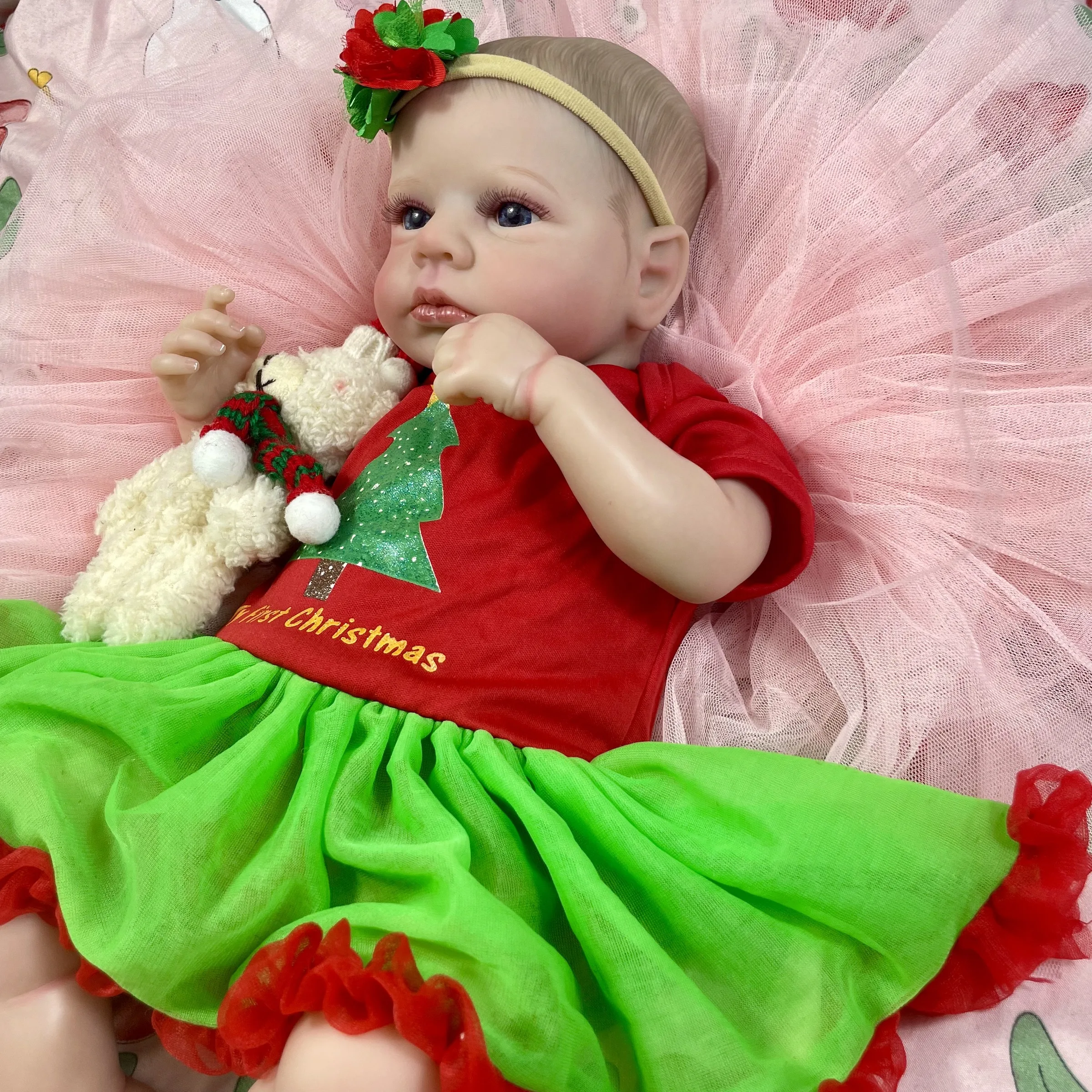 LouLou Awakes Muñeca de Bebé Navideña con Piel 3D y Ojos Azules - imagen 4
