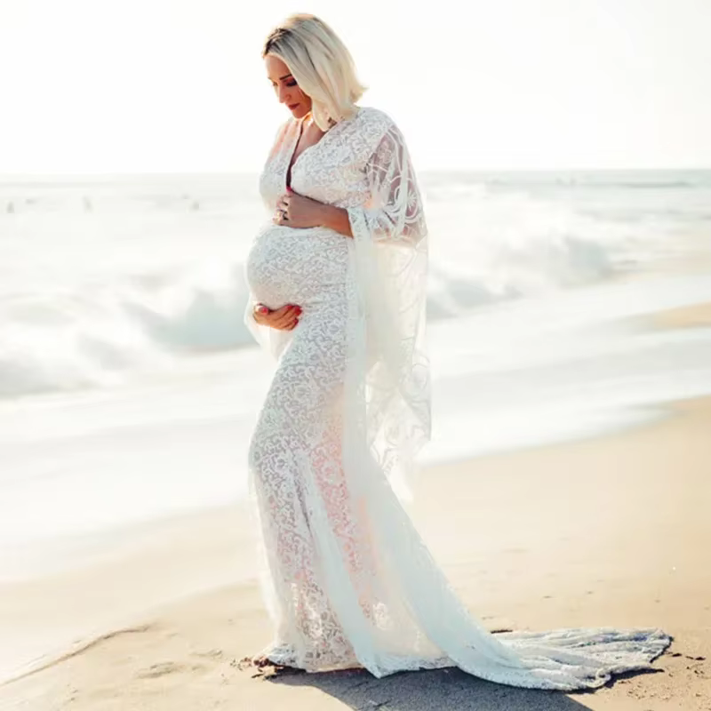 Vestido largo de encaje para embarazo – Cuello V y mangas acampanadas - imagen 2
