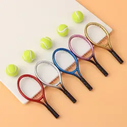 Raqueta de tenis mini con pelota para casa de muñecas