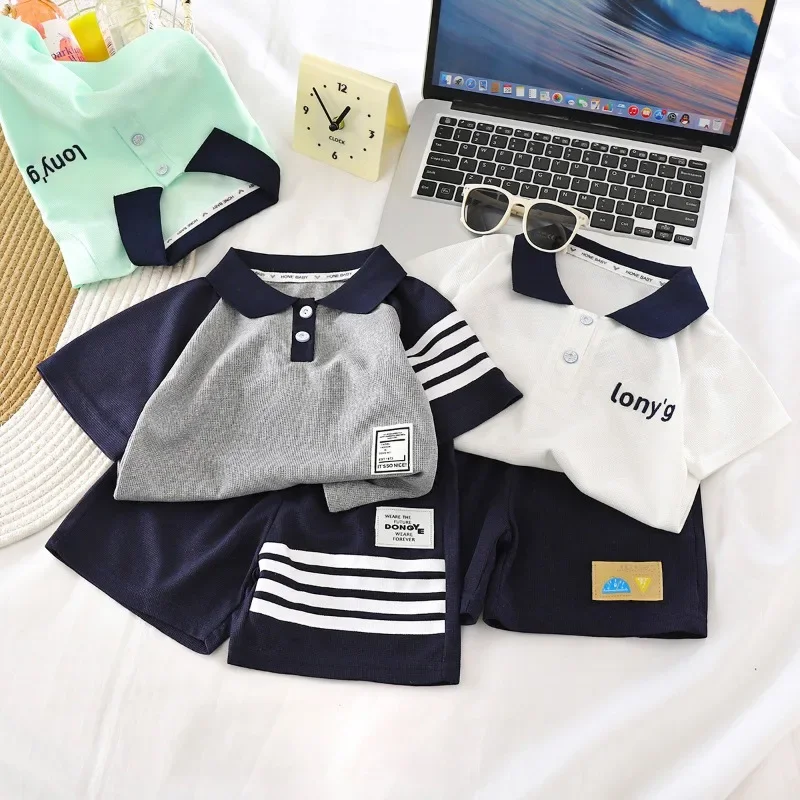 Conjunto infantil de polo y bermudas en punto gofre para verano - imagen 2