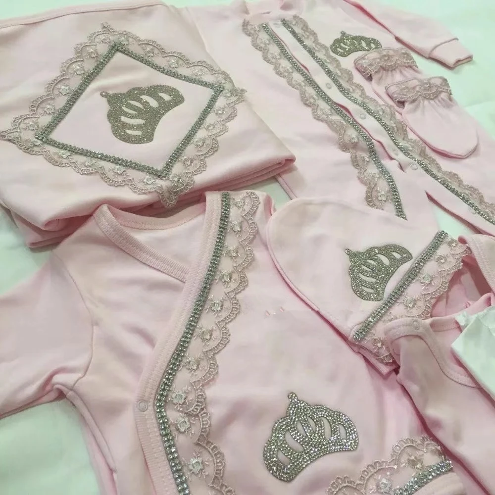 Ropa de bienvenida para bebé recién nacido, traje de boda para fotografía de bebé en casa, caja de regalo roja de Navidad, corona ostentosa, mameluco de ganchillo, conjunto de gorro - imagen 3