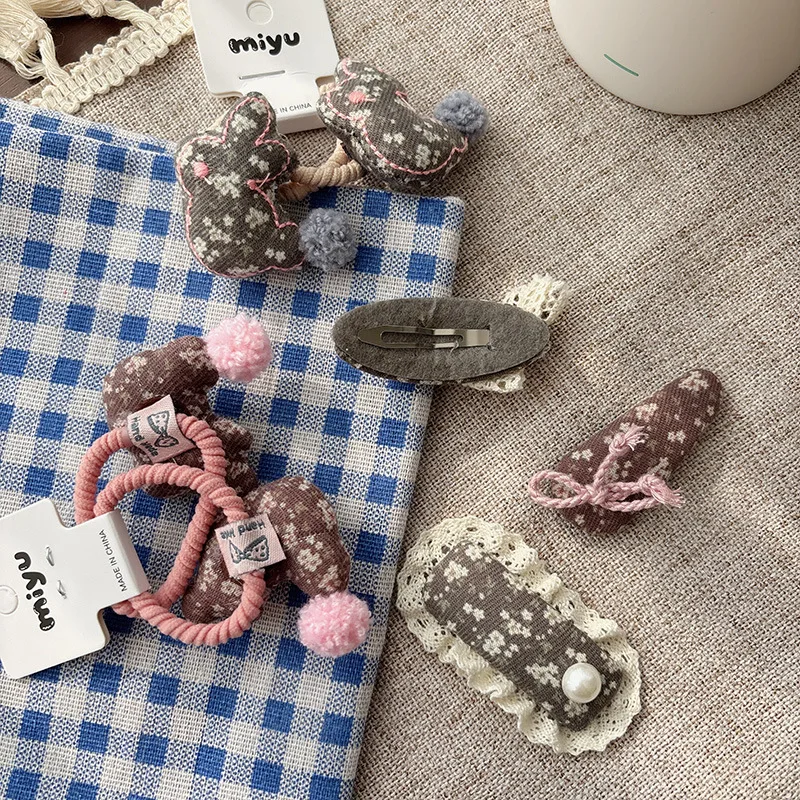 Pinzas de tela cottagecore con encaje floral para niña – Hechas a mano - imagen 3