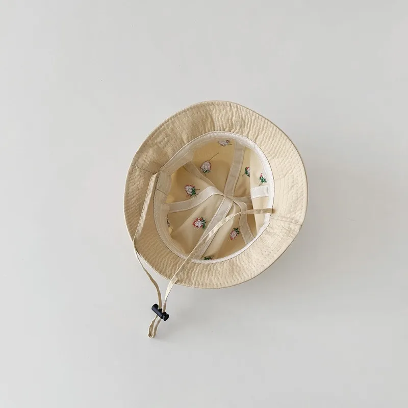 Sombrero pescador bebé estilo coreano con encaje y detalle fresa - imagen 4