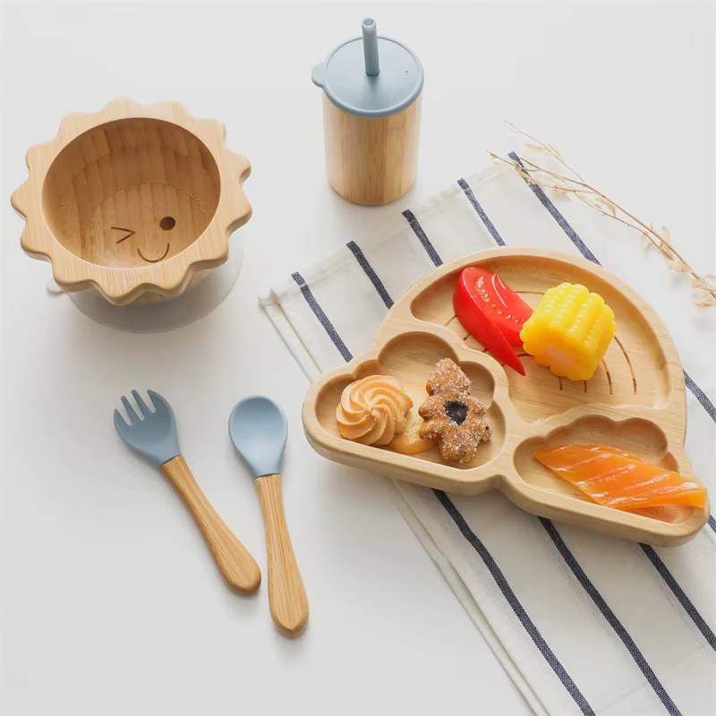Set de vajilla infantil de madera con cubiertos y plato antivuelco