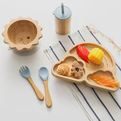 Set de vajilla infantil de madera con cubiertos y plato antivuelco