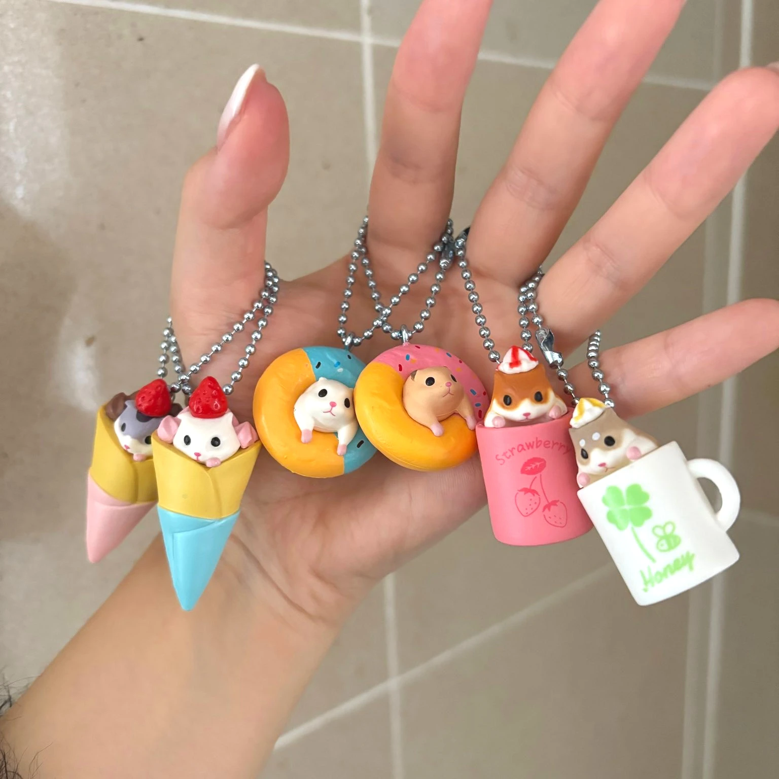 Tarlin cápsula juguetes lindo kawaii dulces hámster fresa Donut Latte crepé miel leche Chocolate miniaturas bc figuras colgantes - imagen 4