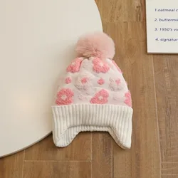 Nuevo Gorro Protector de orejas con flores para invierno, gorro cálido a prueba de viento para niños de 2 a 8 años, gorros tejidos con pompón grueso para exteriores para niños