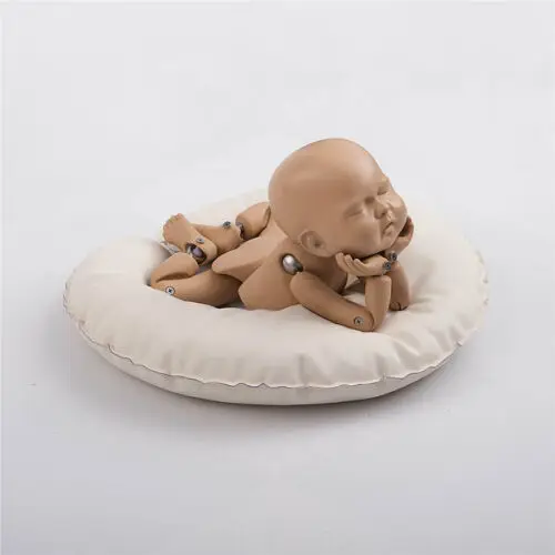 Bebé positioned sobre la almohada en una cesta