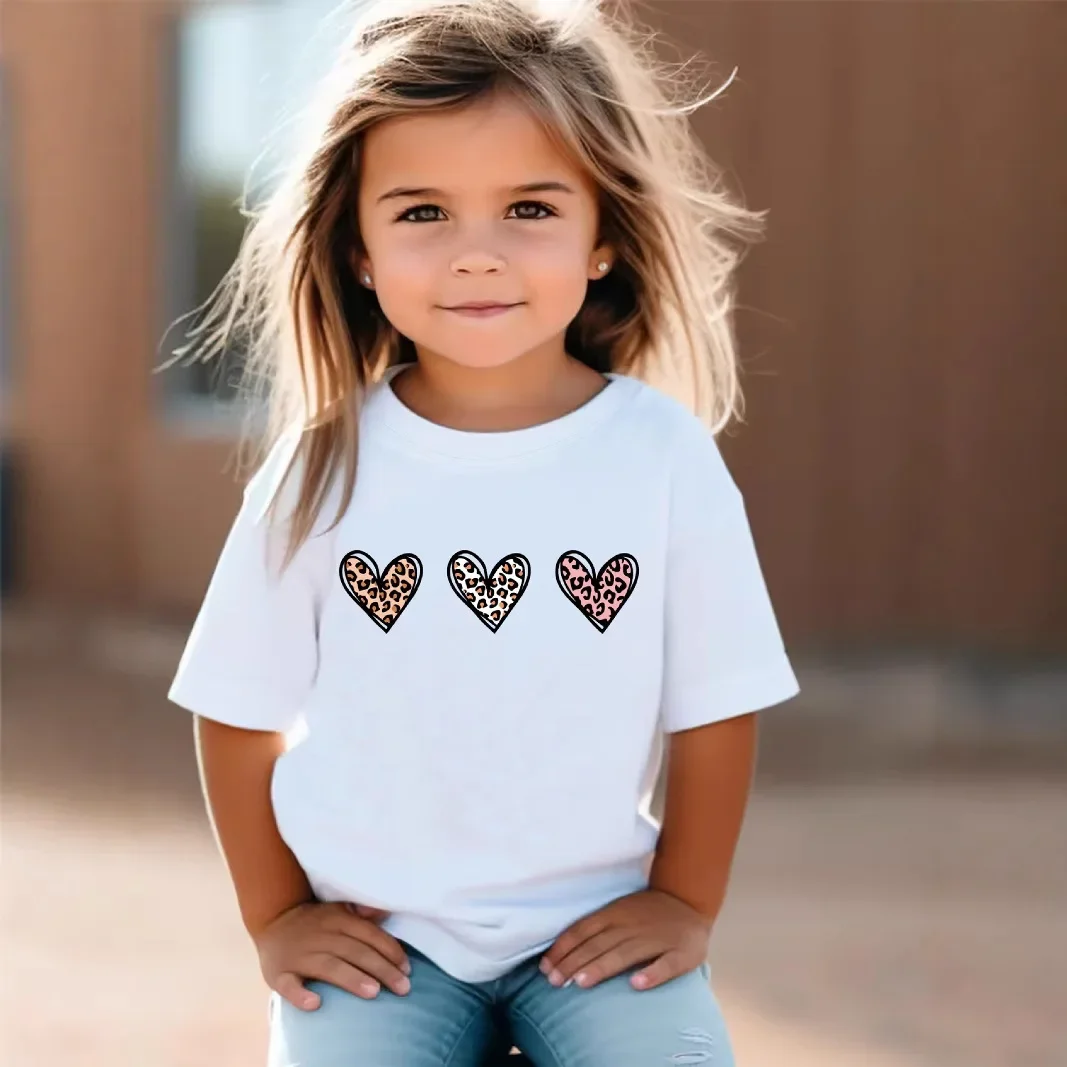 Camiseta infantil manga corta con corazones y estampado leopardo - imagen 4
