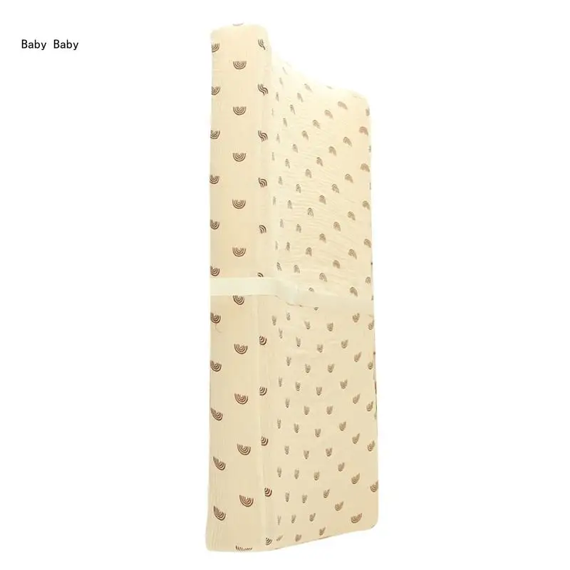 Una cama de bebé blanca con un patrón de corazón