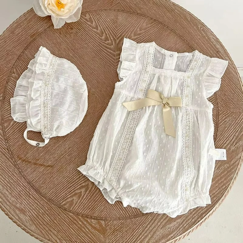 Mono de encaje blanco para recién nacida con gorrito - imagen 5