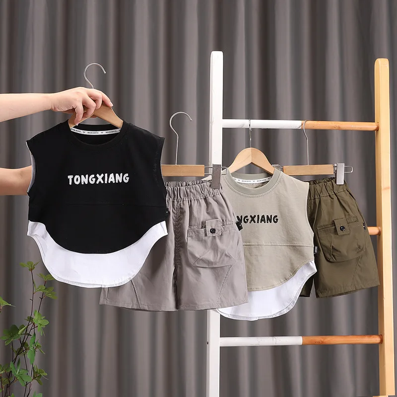 Conjunto verano niño: chaleco sin mangas y short de algodón