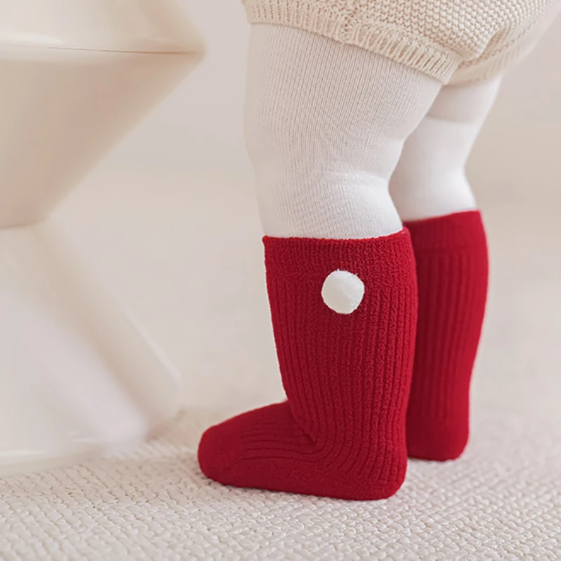 Calcetines rojos de Año Nuevo para bebés recién nacidos, calcetines suaves de terciopelo grueso y sólido para niños pequeños, calcetines bonitos sin hueso para niñas y niños de 0 a 12 años - imagen 3