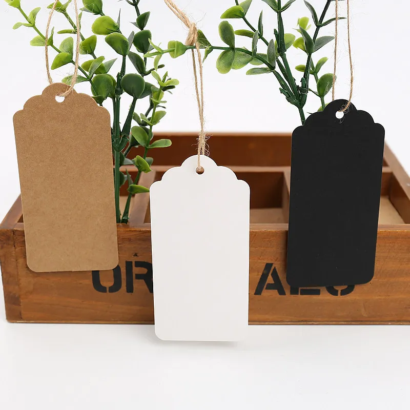 Etiqueta Kraft para regalos en mesa de manualidades