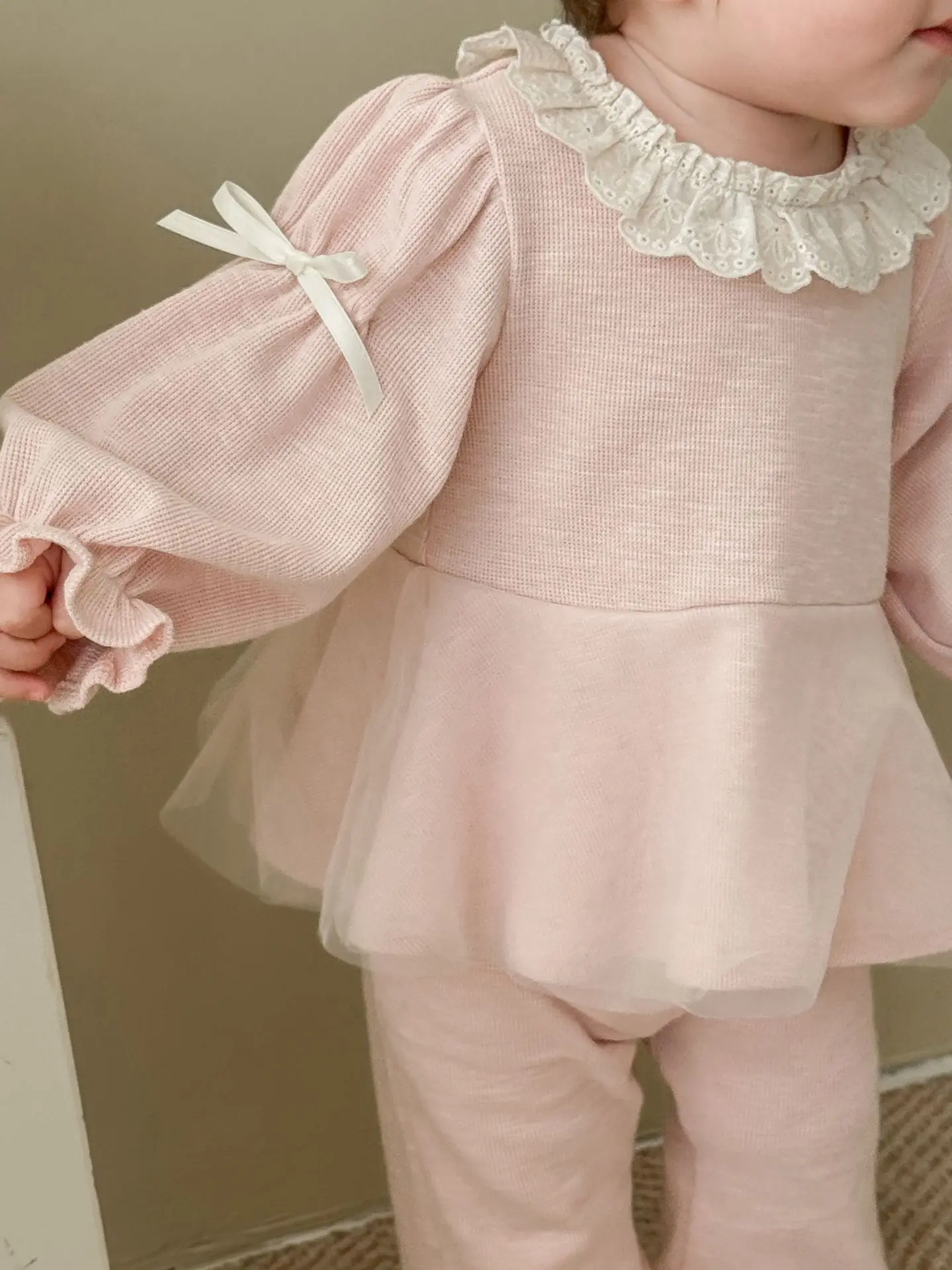 Nuevo conjunto de ropa de otoño para niños, blusa con volantes y lazo de malla y pantalones acampanados, conjunto de ropa para niñas de 2 uds, conjunto para niñas - imagen 4