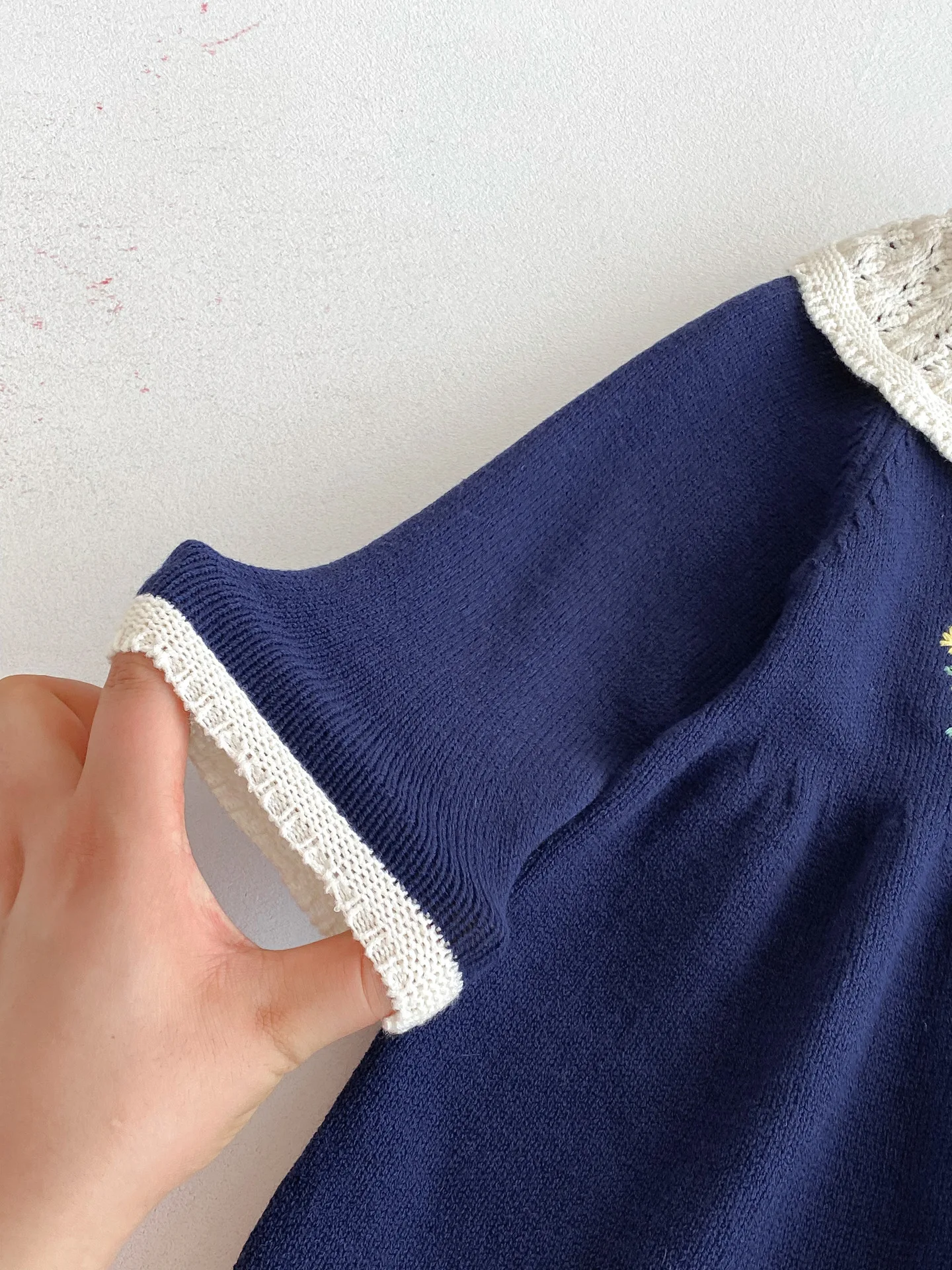 Vestido de punto para niña azul marino con cuello de volantes - imagen 4