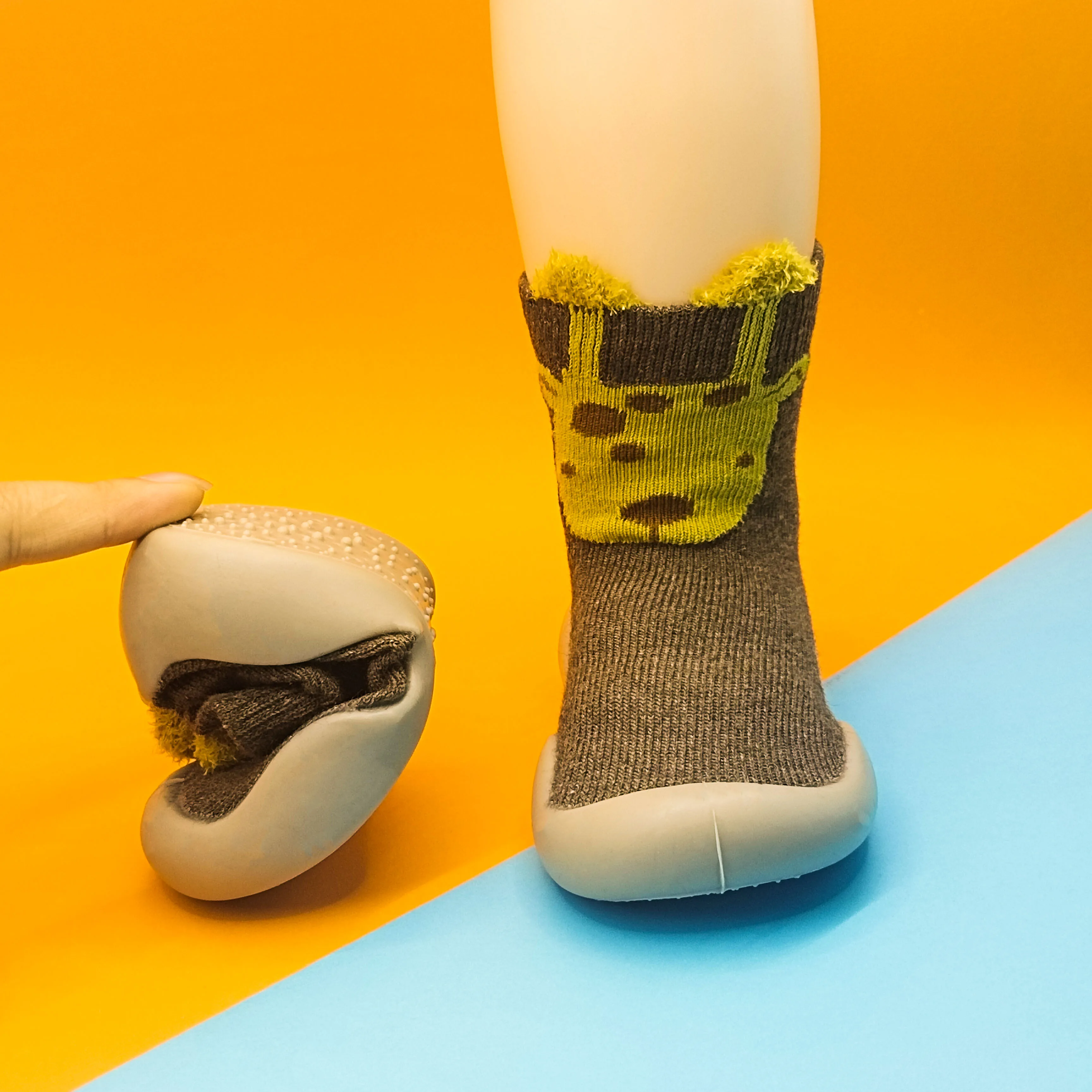 Zapatos y calcetines para bebés pequeños, zapatos de suelo de dibujos animados para niños y niñas, calcetines y zapatos impermeables y antideslizantes - imagen 2