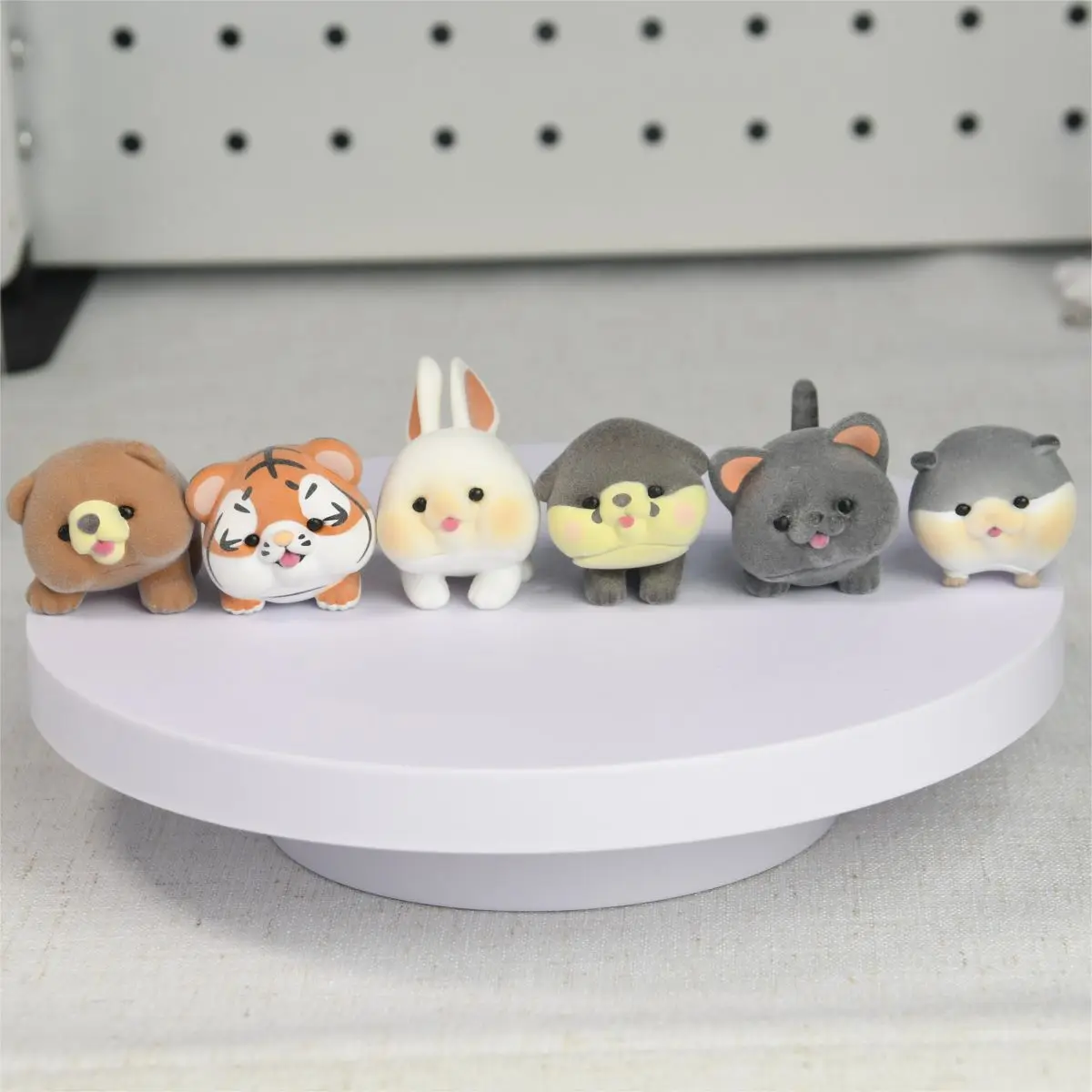 Qualia Figuras de Mascotas Flocadas – Oso, Tigre y Nutria - imagen 2