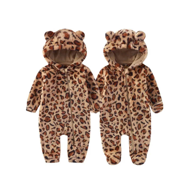Mameluco con capucha con estampado de leopardo de invierno para bebé con lindas orejas peludas Mono con cremallera oblicua para bebé acogedor y cálido para salidas navideñas