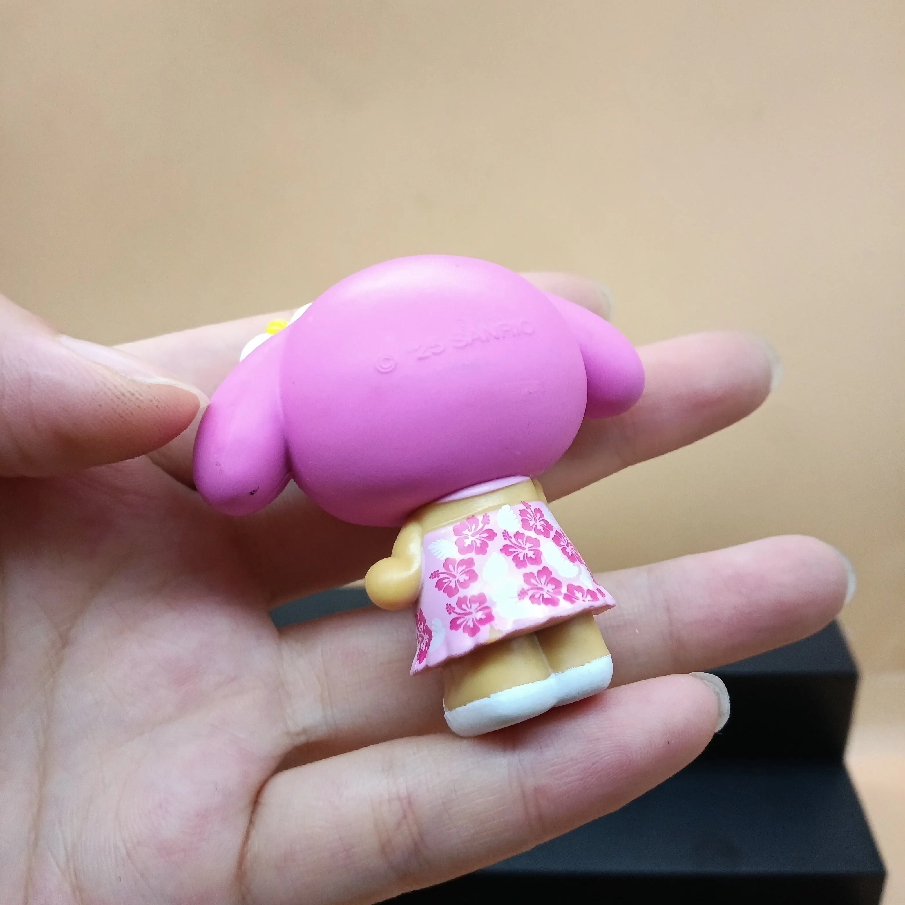 Figura coleccionable Hello Kitty y My Melody estilo Hawaii - imagen 4