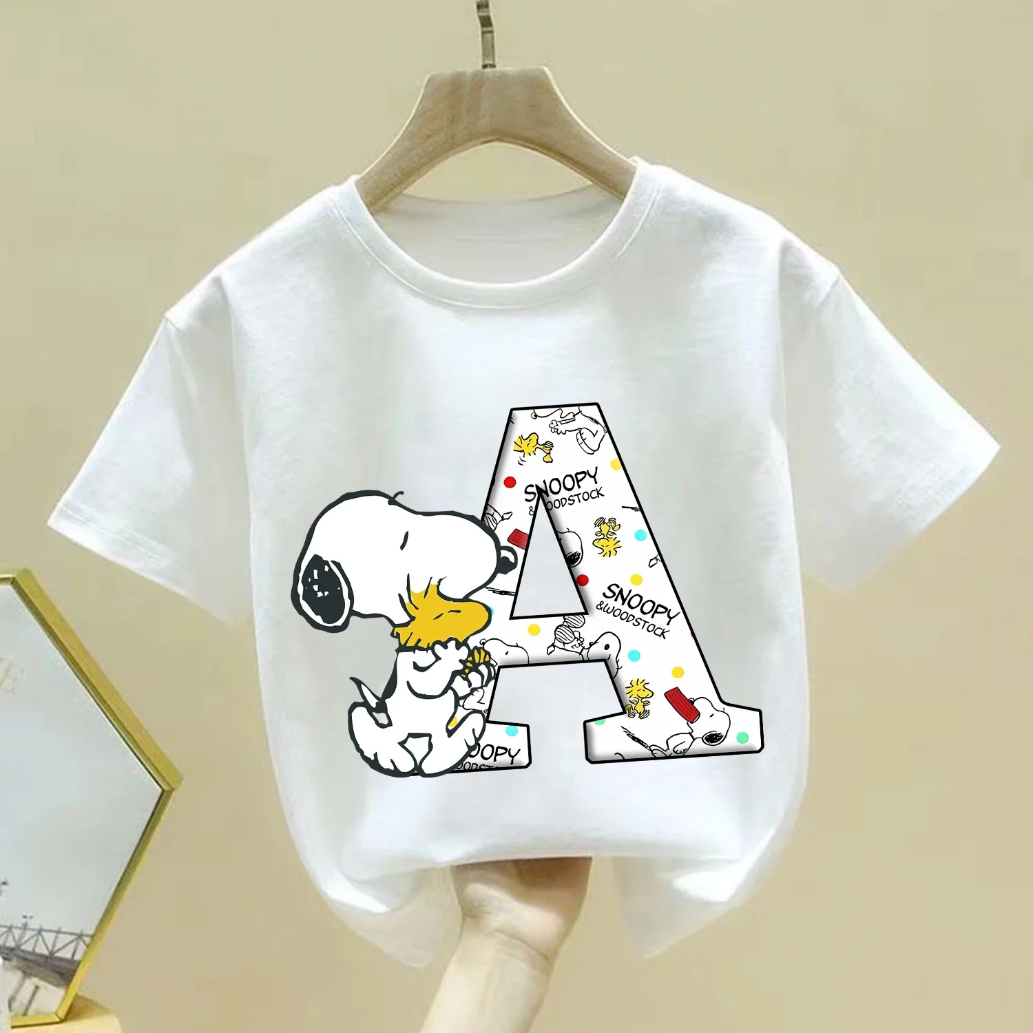 Camiseta con letras de Snoopy A-Z para niños, ropa de Anime de dibujos animados bonitos, ropa de cuello redondo a la moda, camiseta blanca de manga corta para niños, camiseta de verano - imagen 2