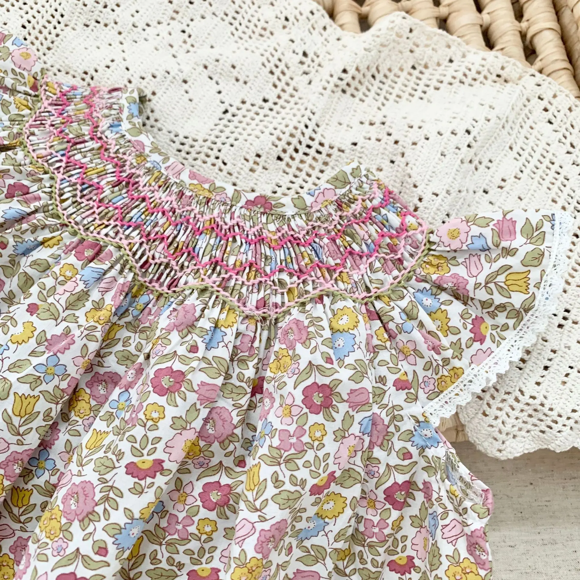 Vestido playero de encaje con volantes ahumados para niñas - imagen 5