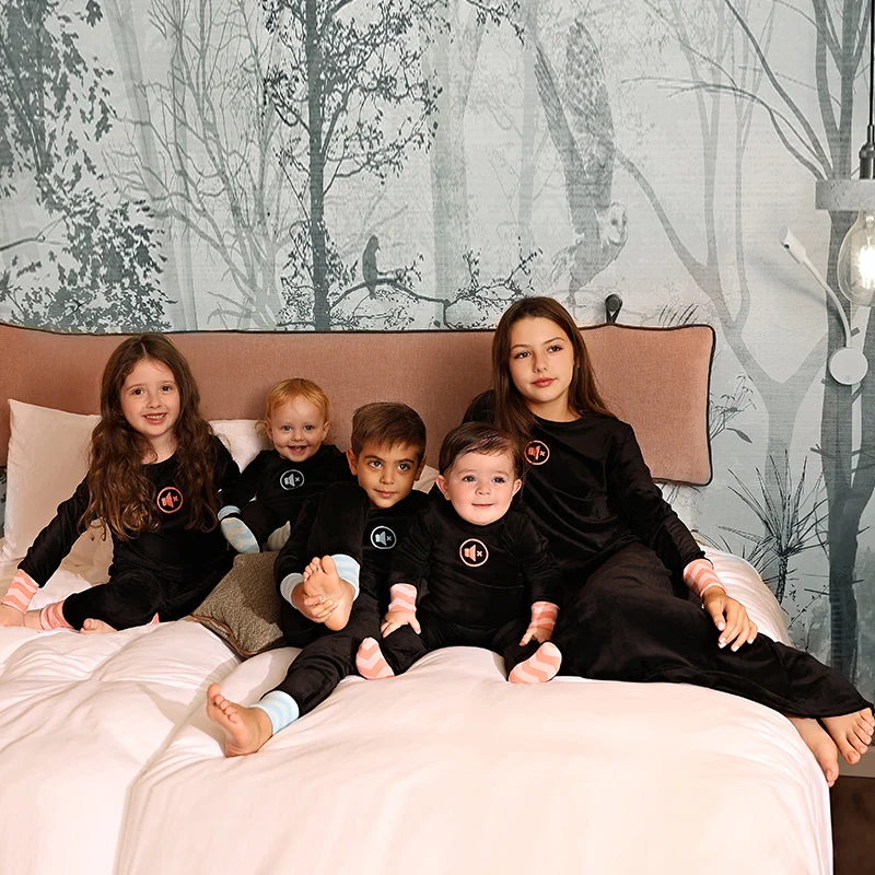 Conjunto familiar a juego: pijamas, vestido y mameluco para niños