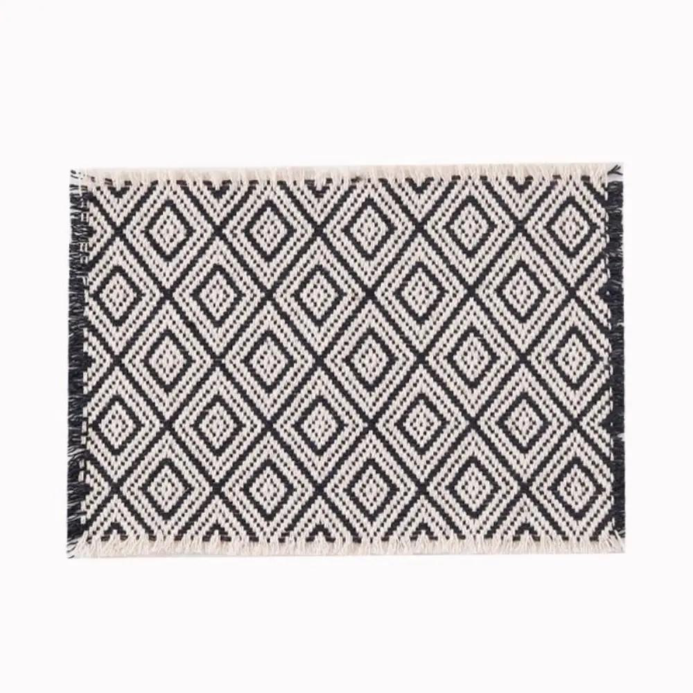 Alfombra de borla con borde blanco y negro para casa de muñecas - imagen 5