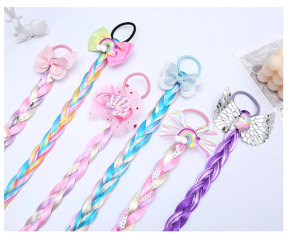 Un grupo de accesorios para el cabello que incluyen clips y corbatas