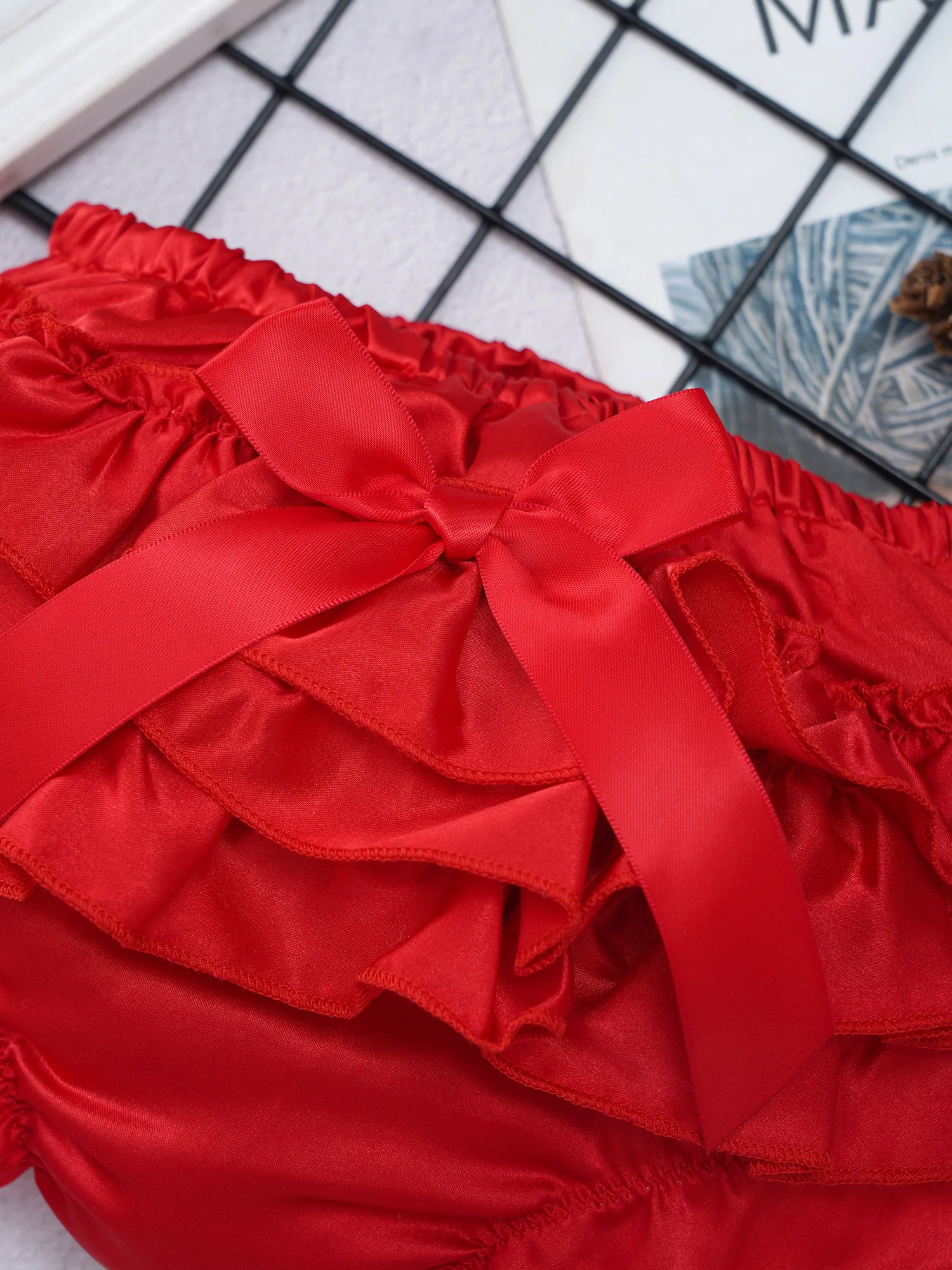 Pantalones cortos con volantes para niñas, bombachos informales, cintura elástica, estilo escalonado, cintura con lazo, estampado de lunares o Color sólido - imagen 5