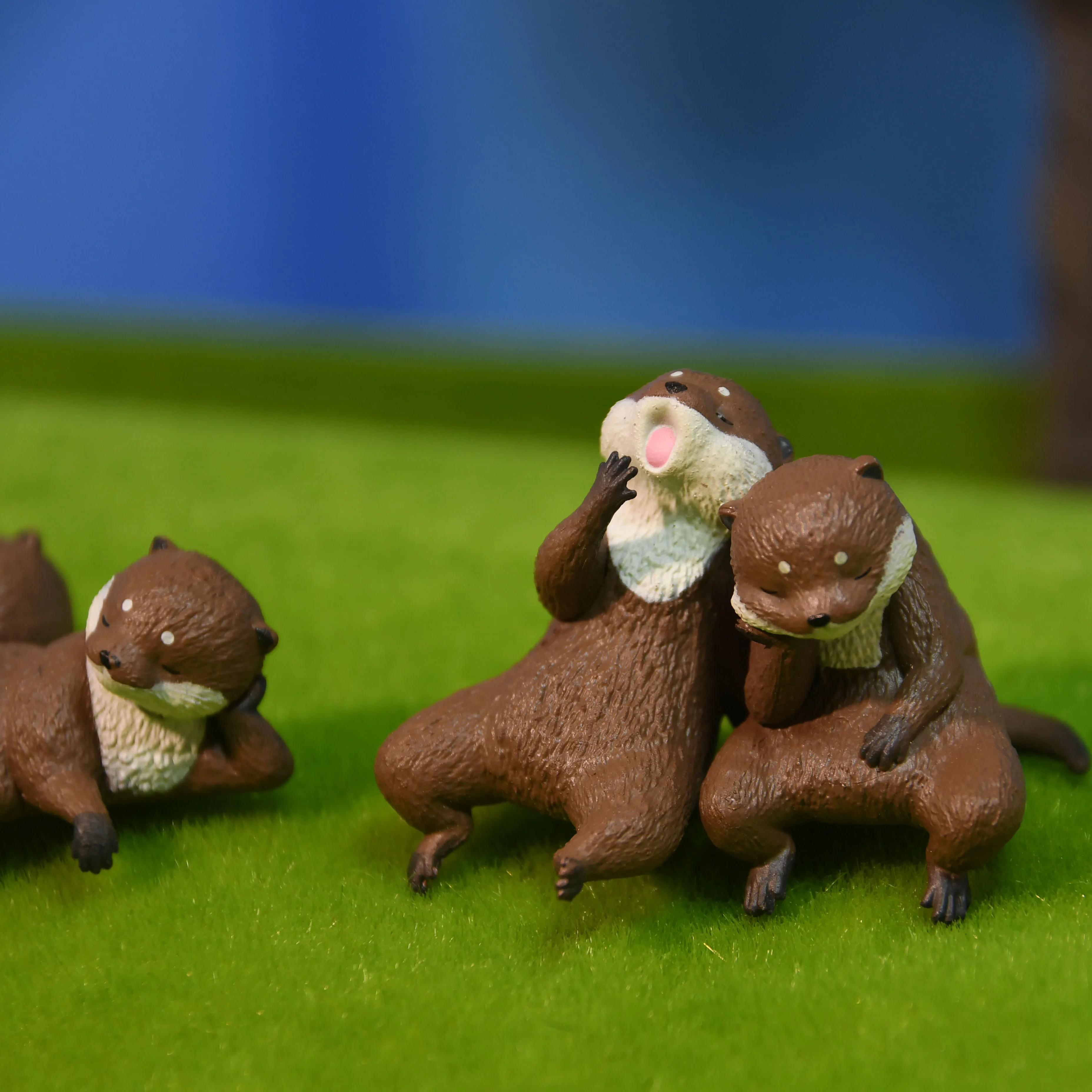 Figura de juguete animal tipo lontra con garras y descanso - imagen 4