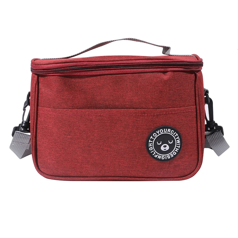 Una bolsa roja con un círculo negro